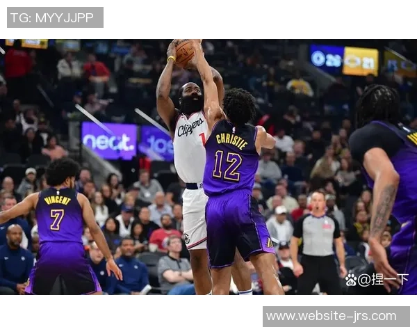 2017年小牛队与湖人队激战回顾：经典对决与球星表现的精彩瞬间分析